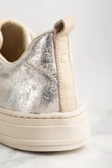 Zapatillas plateadas con apliques de estrellas negras, de cuero legítimo.