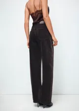 Jeans Tokio de corte recto, confeccionados en tejido con textura acanalada de color marrón oscuro, con bolsillos laterales y traseros clásicos.