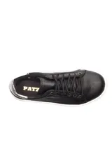 Zapatillas deportivas de cuero metalizado en color dorado, con cordones al tono y suela de goma color caramelo.