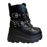 Botas negras de caña media con plataforma de goma, cordones y hebillas ajustables.