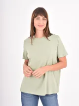 Remera de cuello redondo y manga corta, con corte holgado y diseño básico.