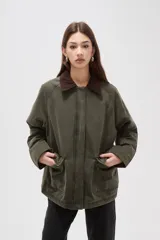 Campera de algodón estilo field jacket en color verde oliva, con cuello de pana en contraste color marrón, cierre frontal oculto y bolsillos delanteros amplios.