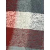 Bufanda rectangular de tejido grueso con diseño de cuadros en tonos azul, naranja, gris y beige, terminada con flecos en los extremos.