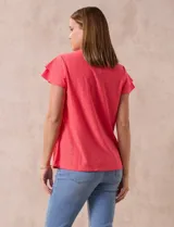 Blusa de tejido pointelle color naranja, con cuello redondo, mangas cortas con sobrecapa y detalle de frunces en el pecho.