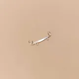 Dije con forma de barra curva de plata 925, diseñado como base para colgar otros dijes, con argollas integradas.