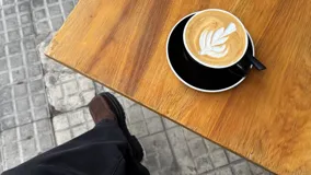 Botas tipo chelsea de caña baja, confeccionadas en una combinación de cuero gamuzado y cuero texturizado en tono marrón oscuro. Presentan una suela track de plataforma gruesa y elásticos laterales negros.