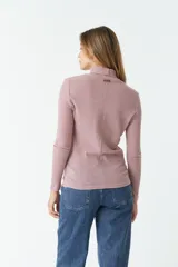 Remera de manga larga y cuello alto, confeccionada en tejido de punto acanalado color negro.