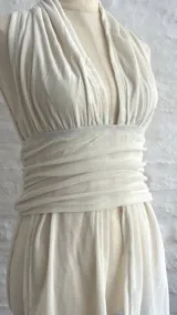 Top blanco con escote halter y espalda descubierta.