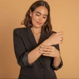 Anillo de oro 10k con diseño de eslabones tipo grumet, donde uno de los eslabones centrales está decorado con circonias brillantes.