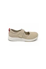 Zapatilla estilo Mary Jane color beige, con tira ajustable de velcro en el empeine, suela blanca y detalle de presilla roja en el talón.