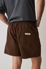 Short de gabardina color beige con calce relajado, cintura elástica con cordón ajustable y largo a mitad de muslo.