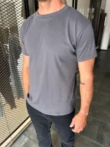 Remera básica de manga corta y cuello redondo, color gris oscuro, de corte recto y clásico.