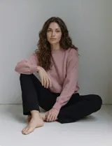 Pantalón jogger de algodón color negro, con pretina elastizada y corte recto.