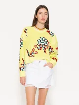 Minifalda blanca de denim con terminaciones desflecadas.