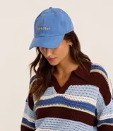 Gorra de sarga de algodón celeste con ala curva, ajuste trasero y bordado frontal con la inscripción "Sol&Mar" en color dorado.