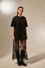 Vestido largo negro de algodón, corte holgado, con cuello redondo y sobrefalda de encaje negro transparente.