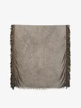 Pañuelo fino gris de diseño liviano, con guarda de flecos largos a los costados y flecos más cortos en los extremos.