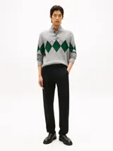 Pantalón chino negro de sarga, confeccionado en mezcla de algodón y elastano, con diseño de pierna recta, bolsillos diagonales en la cintura y bolsillos traseros ribeteados.