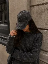 Gorra de denim negro con efecto lavado, visera curva y diseño clásico de seis paneles.