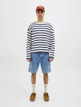 Bermuda cargo de jean baggy fit con tiro alto, múltiples bolsillos y pernera amplia. Presenta un acabado stonewash con efecto desgastado.