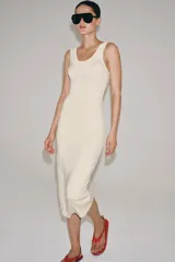 Vestido largo confeccionado en hilatura con mezcla de viscosa, de corte recto y diseño sin mangas. Presenta escote redondo con detalle de rib a tono.