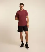 Remera deportiva de hombre con tecnología dry fit, cuello redondo y manga corta. Presenta un diseño liso en color beige con una pequeña etiqueta decorativa en el dobladillo.