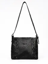 Cartera bandolera de cuero color negro, de diseño estructurado con panel central liso y laterales con textura efecto croco. Cuenta con correas ajustables y costuras a contratono.