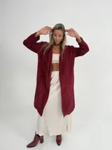 Tapado largo color beige de corderoy con forro animal print, de corte amplio.