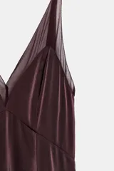 Vestido largo bordó de ZARA Woman Collection con escote en pico, tirantes finos y combinación de tejidos a tono. Cuenta con cierre lateral con cremallera oculta en costura y bajo recto.