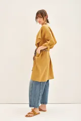 Saco abierto de lino color mostaza, con mangas largas y lazo ajustable en la cintura con estampado animal print.