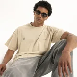 Remera celeste de corte holgado con cuello redondo y mangas cortas.