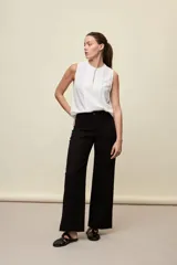 Pantalón de denim azul oscuro, de corte recto y tiro alto, con bolsillos delanteros aplicados y detalle de costura visible.