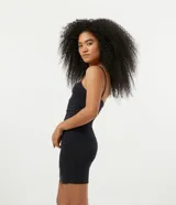 Vestido corto ajustado al cuerpo, confeccionado en tejido de punto de algodón con elastano. Presenta escote recto y breteles finos, con un diseño minimalista y versátil.