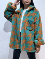 Saco de peluche con cuello camisero, estampado con diseño geométrico en tonos verde y terracota.