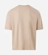Remera boxy de algodón color beige, de cuello redondo, manga corta y corte amplio. Cuenta con un pequeño bordado con la inscripción "think slowly" en el centro del pecho.
