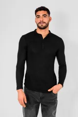 Remera de manga larga color negro, confeccionada en algodón, con cuello redondo y cierre frontal parcial con botones.