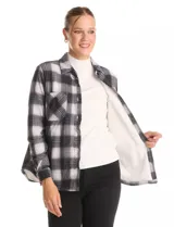 Sobrecamisa de tejido soft con estampado de cuadros, cuello con solapa, cierre frontal con botones, bolsillos aplicados en el pecho y mangas largas con puños abotonados. Cuenta con un interior forrado en tejido afelpado.