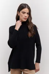 Polera de tejido de punto acanalado en color negro, con cuello alto y diseño de corte recto con largo asimétrico, más corto adelante y más largo atrás.