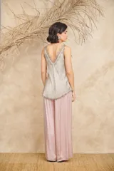 Pantalón palazzo de raso color rosa claro, con cintura elástica.