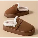 Pantuflas sin talón de gamuza marrón, con interior de corderito sintético, suela plataforma y tira ajustable con hebilla en el empeine.
