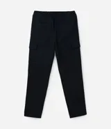 Pantalón cargo de hombre color negro, confeccionado en sarga de algodón, con cintura elástica, bolsillos laterales tipo cargo y bolsillos traseros.