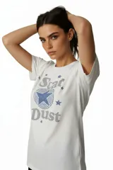 Remera de algodón color negro con cuello redondo y mangas cortas. Presenta un estampado frontal con diseño de rosas, rayos y texto, decorado con detalles de strass.