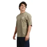 Remera O'Neill modelo Wedges, de color beige oscuro con efecto acid wash y estampa pequeña en el pecho con el logo de la marca.