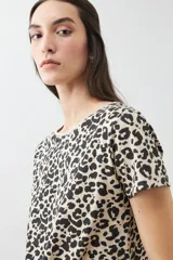 Remera de manga corta con estampado animal print.