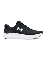 Championes de running Under Armour modelo Charged Surge 4, color negro con entresuela blanca. Presentan una parte superior de malla transpirable con detalles sintéticos para mayor soporte, cuello acolchado y tecnología Charged Cushioning en la entresuela para una amortiguación superior.