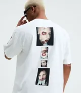 Remera blanca de algodón con modelado boxy, cuello redondo y manga corta. Presenta un estampado central en la parte delantera que forma una cruz con la palabra "MAYHEM" en el centro.