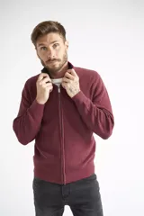 Campera tejida de algodón en color bordó, con cierre frontal completo, cuello levemente elevado y textura acanalada. Presenta puños y ruedo elásticos.