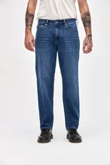 Jean de corte holgado en cadera y cintura con piernas de calce recto, en color azul oscuro con efecto lavado.