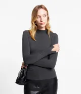 Blusa verde oscuro de viscosa con cuello alto y mangas largas con abertura en el puño.