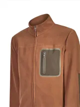 Campera polar de cuello alto con cierre frontal completo. Presenta un bolsillo en el pecho con cierre y parche de contraste, además de dos bolsillos laterales con cierre.